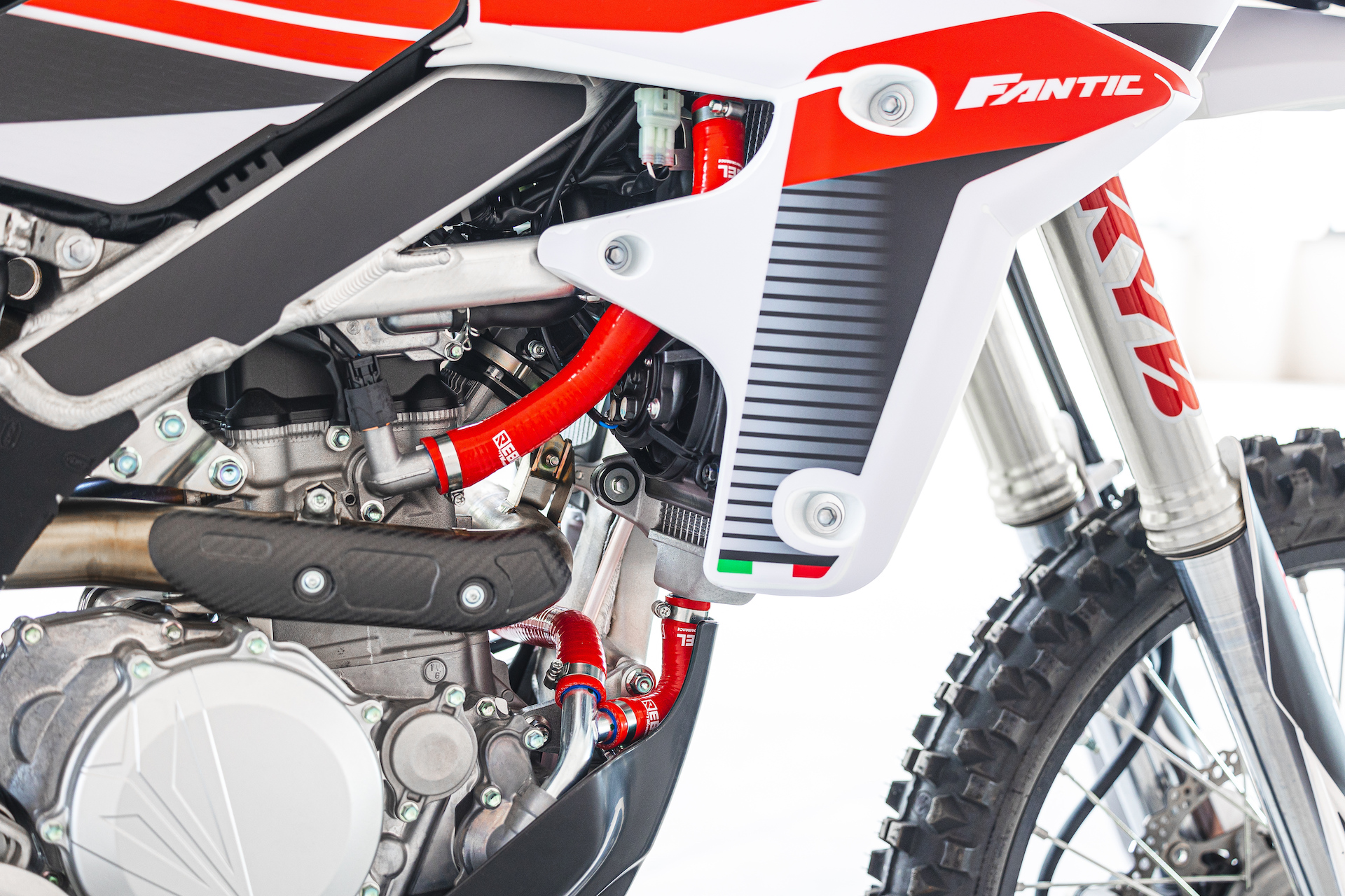 人気デザイナー Hoses 鋼製Ducati 750 900スポーツのFrentubo Radiator 